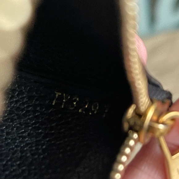 Louis Vuitton - Picture 8 of 11